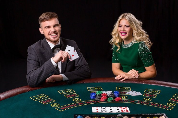 Dealer live casino berinteraksi dengan pemain di meja roulette